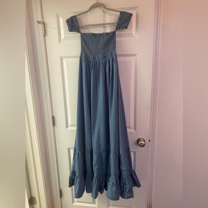 Maxi dress with off-the-shoulder sleeves